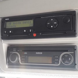 2-autocarro-iveco-con-gru-e-scarrabile