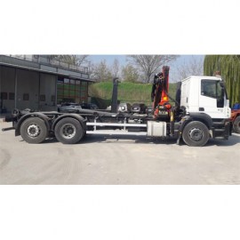 22-autocarro-iveco-con-gru-e-scarrabile
