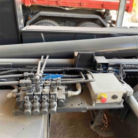 5-autocarro-iveco-con-gru-e-scarrabile